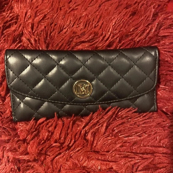BADGLEY Mischka Studio Quilted Black Vegan Leather wallet - Picture 2 of 9